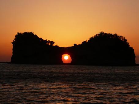 春分・円月島夕日